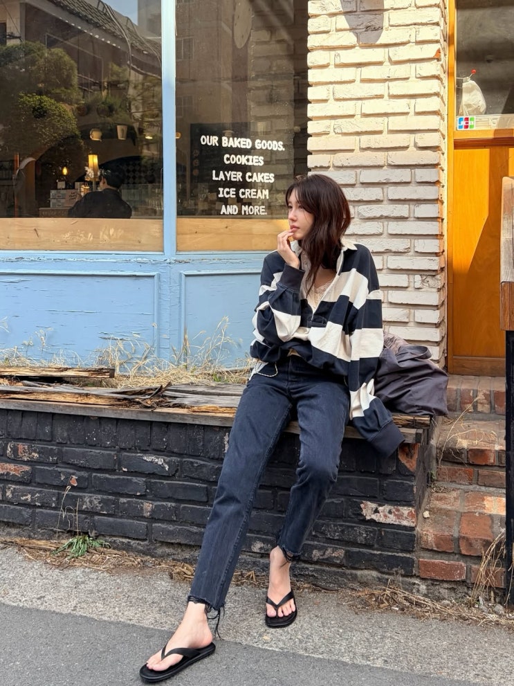  단추 풀고 뽐낸 꾸안꾸의 정석, 감탄 자아내는 이지아 47세 뱀파이어 비주얼