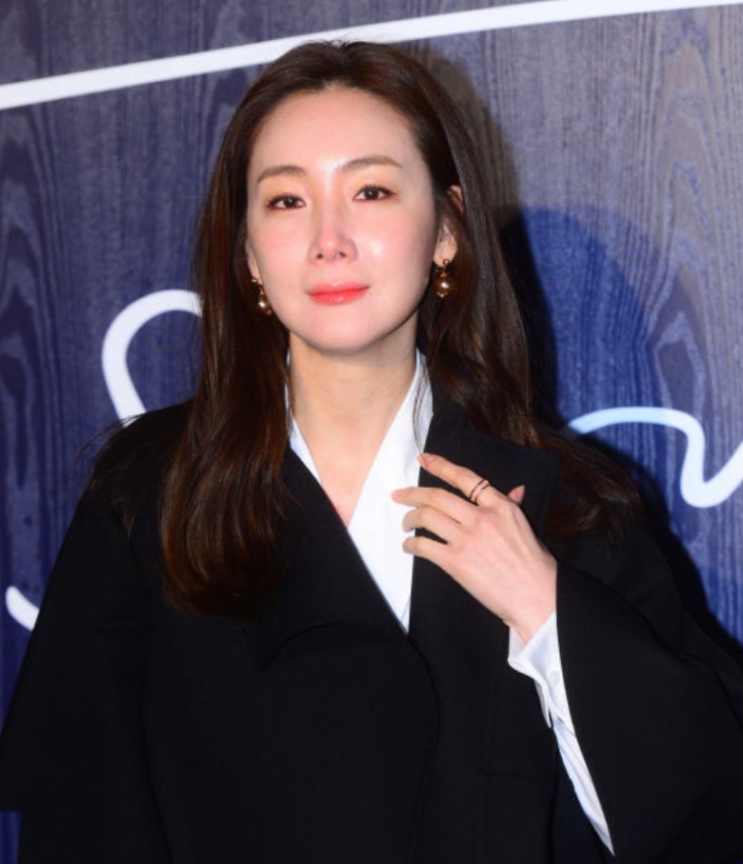   배우 최지우 부친상 소식에 안타까움이 커지는 이유와 숨겨진 사연