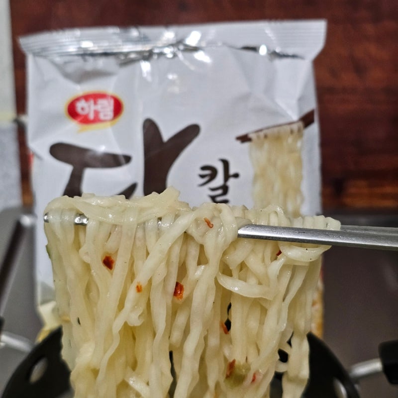 하림 닭칼국수 꼬꼬면 신드롬이 생각나