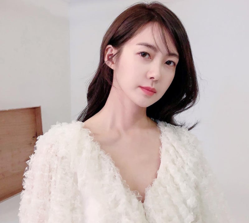방부제 피부 실화? 46세 이요원 3가지 핵심 비결, '이것' 안마셔!