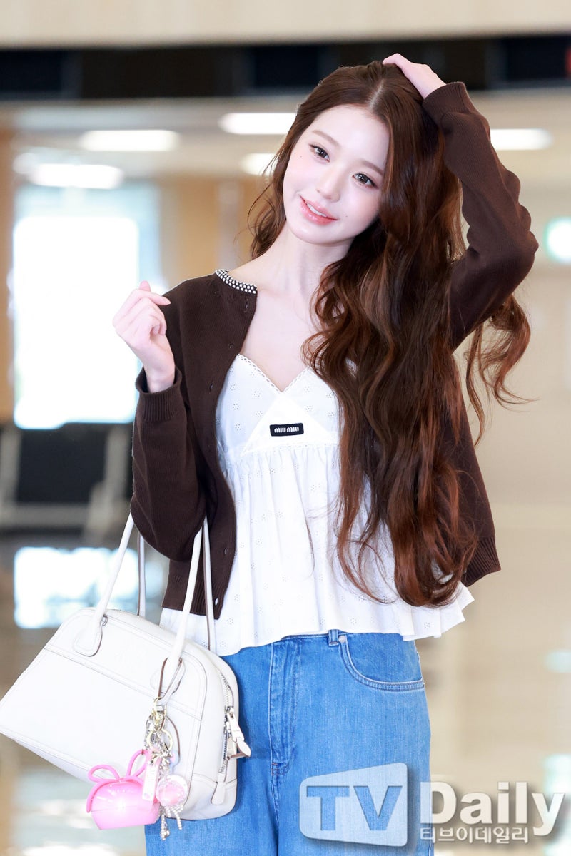 미우미우 가디건으로 현실 꾸안꾸룩 완성한 장원영 공항패션