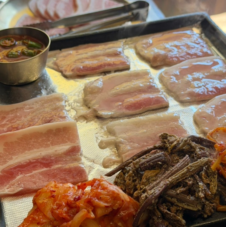  [연남동 야장 냉삼 돼지고기집] 테라스가 있는 깔끔하고 분위기좋은 한식집, 팔계집