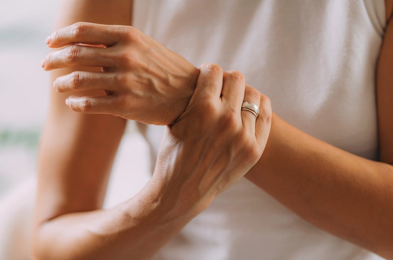망포역정형외과 손목통증 흔한 원인부터 정확한 자가파악법 - 신영통마디척척의원 건강칼럼