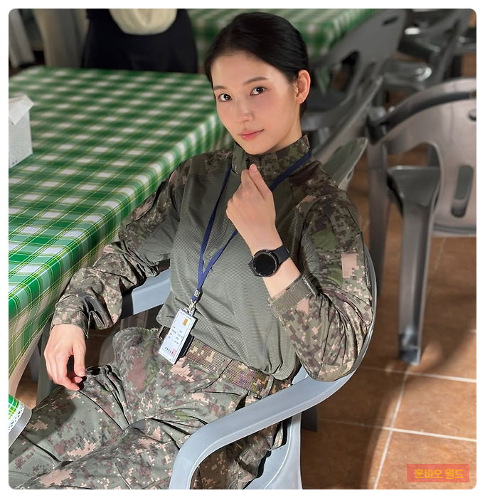 <b>한동희</b> <b>취사병</b> 전설이 되다 조예린 중위, 군복 입고 제대로... 