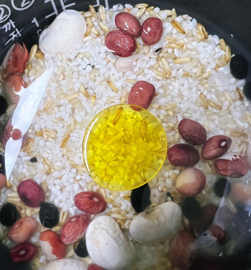 밥 지을 때 올리브유를 한 방울 넣어요