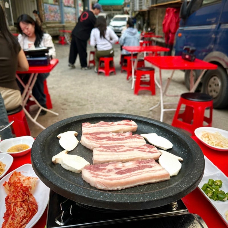 남산타워 뷰의 넓은 야장으로 두툼한 생삼겹살 먹기 좋은 을지로3가 야장 맛집 (을지로3가역 ....