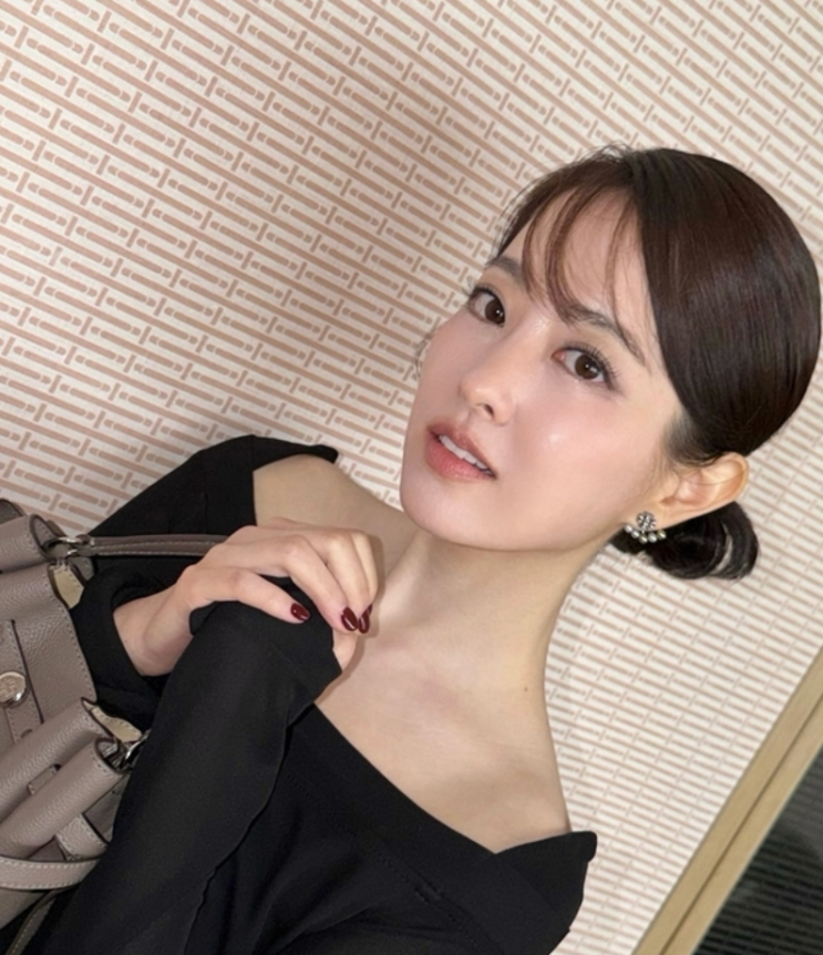   뽀블리의 반전? 블랙 오프숄더로 고혹적 자미 뽐낸 배우 박보영의 성숙한 변신