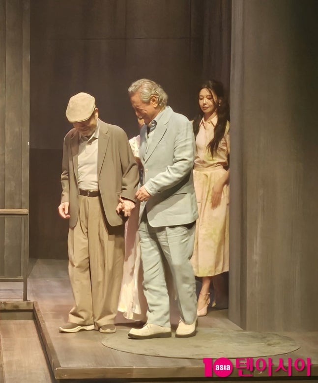 "후배들 부축까지 받으며" 배우 <b>신구</b>, 90세 <b>나이</b>에도 무대... 