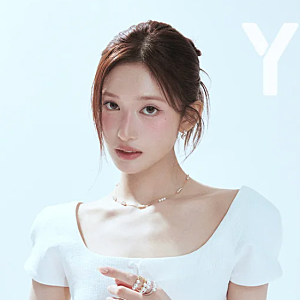 "진짜 스무 살 맞아?" 아이브 이서, 성년의 날 화보 공개.. 막내 탈피 '우아한 아우라'