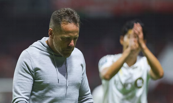  "손흥민만 죽어나는 LAFC"… 감독 경질 여론 폭발한 이유