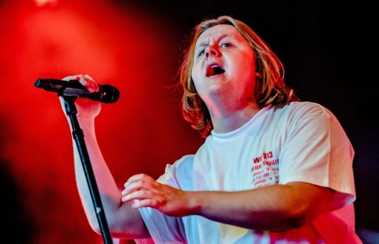  루이스 카팔디(lewis capaldi)가 밴쿠버 술집에? 팬들 놀라게 한 즉석 공연