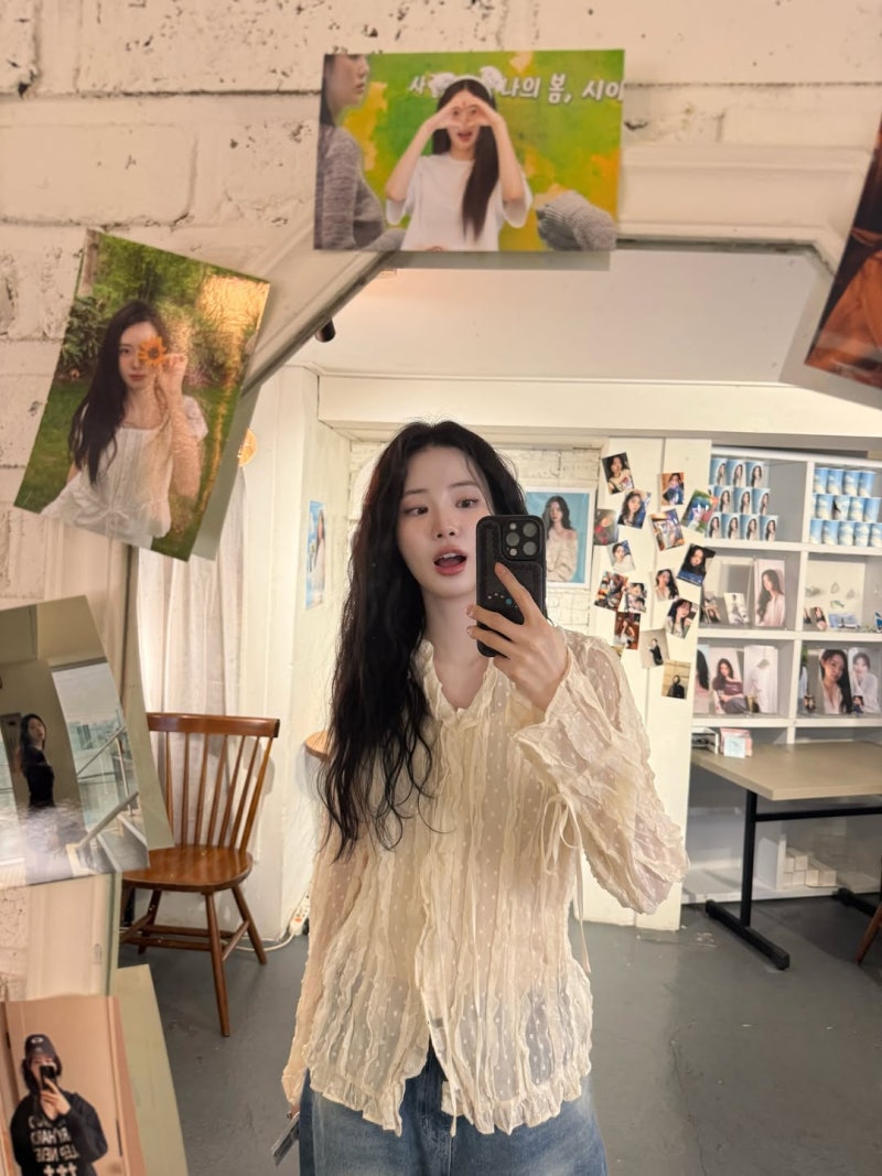 신시아 인스타그램 속 아이보리 블라우스 코디 / 사복 패션, 옷 정보 @게스 GUESS