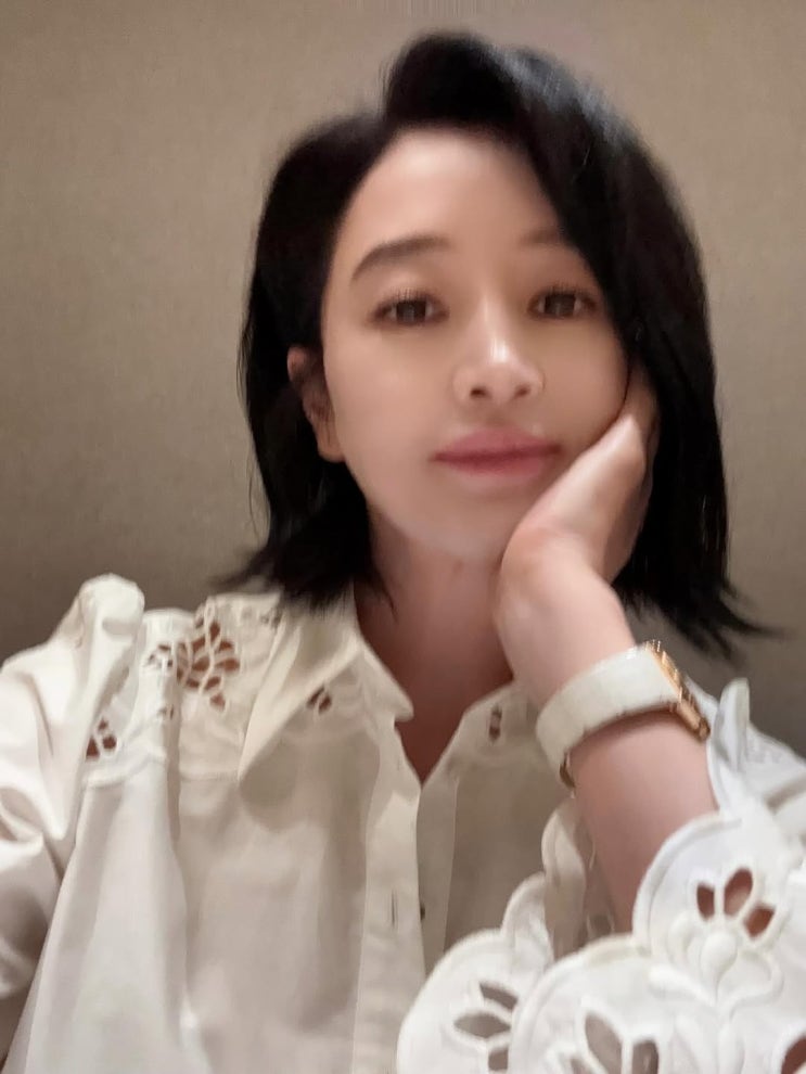  얼굴형이 살아나는 황금 비율의 비밀, 김혜수 55세 중단발 스타일링
