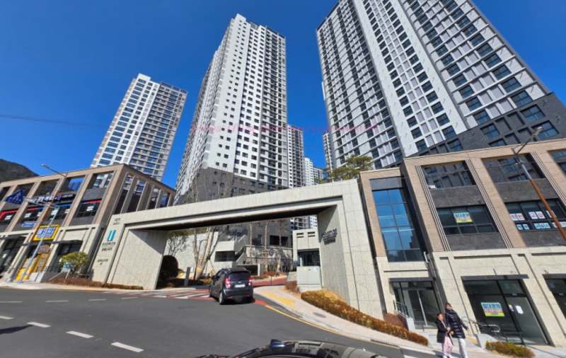 Busan Leicounty vs. Raemian Forestige: Which Has a Stronger Demand Base in Busan?