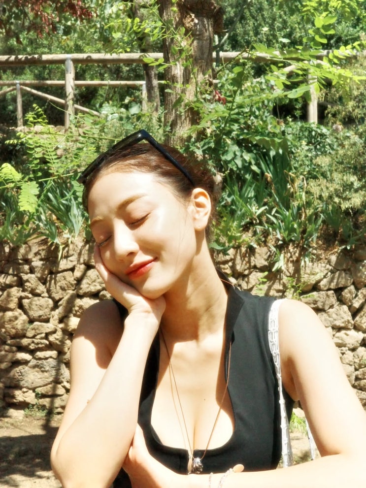  바르셀로나 햇살보다 핫한 지효, 블랙 민소매 나시 뷔스티에로 완성한 역대급 섹시미