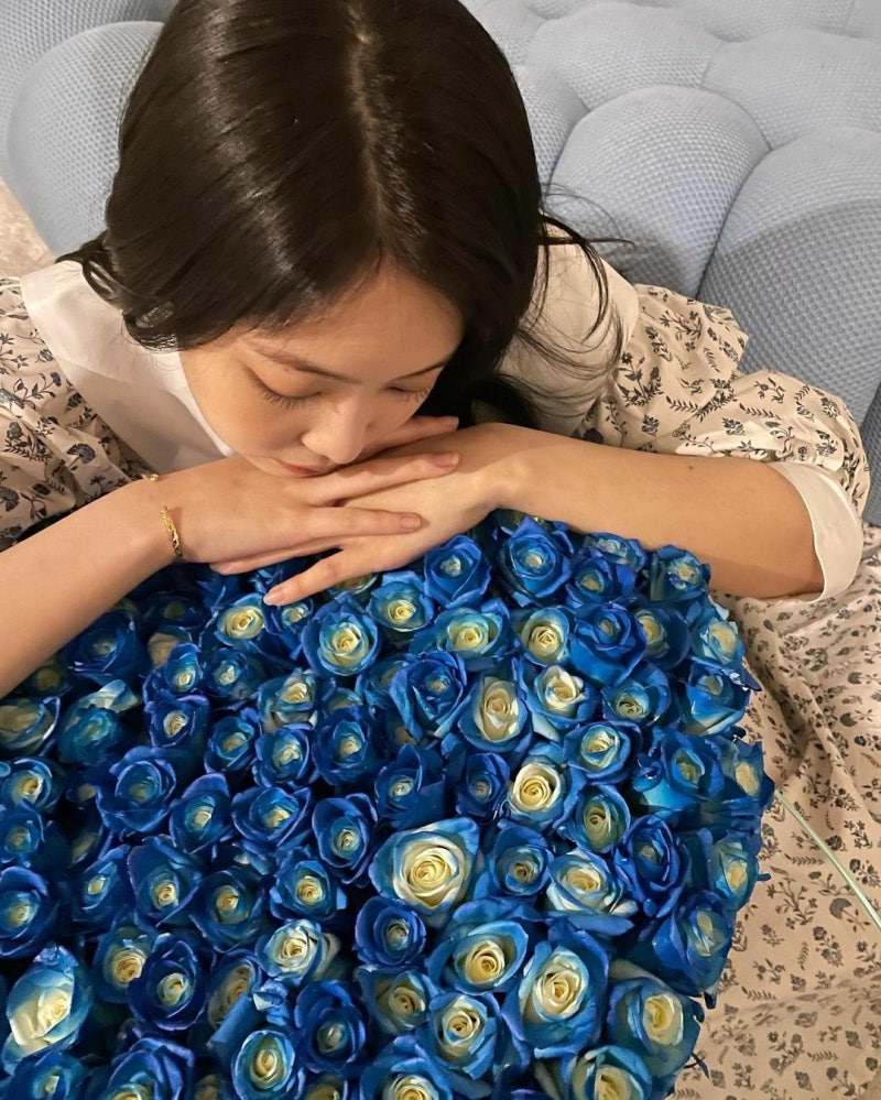 블랙핑크 제니 생일마다 '파란 장미' 보내는 사람의 정체… 꽃말 알고 나니 눈물 났다