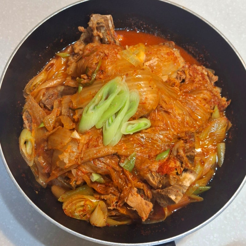 등뼈 김치찜 압력밥솥 돼지고기 신김치 김치찌개