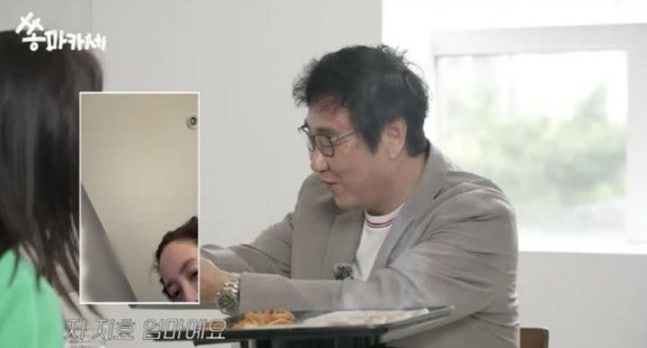 송지효 엄마 첫 공개 화제. 눈만 보였는데도 “붕어빵 미모” 반응 쏟아졌다