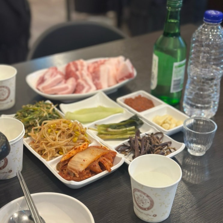  분당 판교에서 야장으로 유명한 정육식당 꾸면돼지 삼겹살 덜미살 목살 웨이팅 땜 내부좌석 앉은 리뷰.