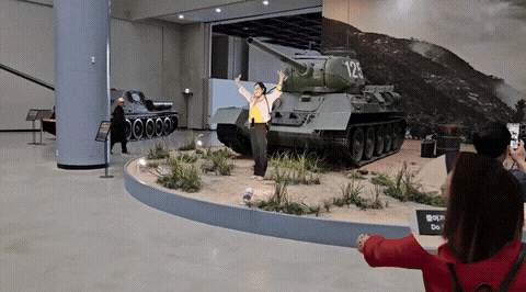  전쟁기념관 민폐 중국인 관광객.gif