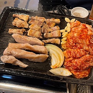 [합정역 돼지고기 맛집] 김치와 생삼겹살 조합이 기가 막히는 신김치생삼겹살