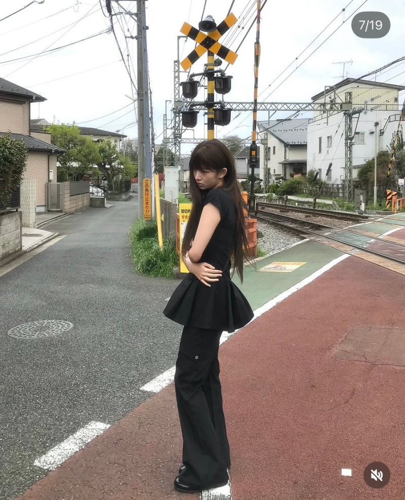 IVE Rei Instagram 日常照片：推薦女性夏季穿搭風格 - 裙子疊穿褲子搭配