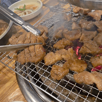 🥩 육즙 폭발 숯불 돼지갈비! 목감동맛집 '값진한우' 고기 러버들 당장 달려가세요 ✨