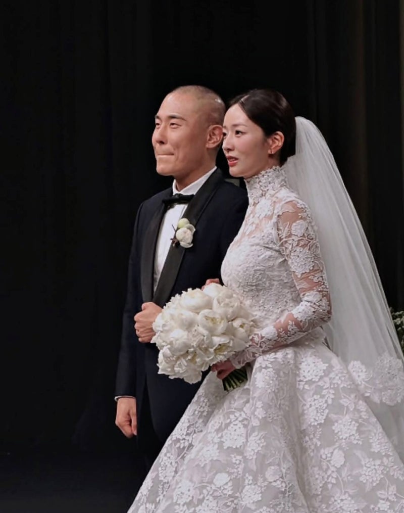 "에이핑크 싹 다 모였는데.. 손나은만 또 빠졌다" 불화설 재점화한 윤보미 결혼식 본식 드레....