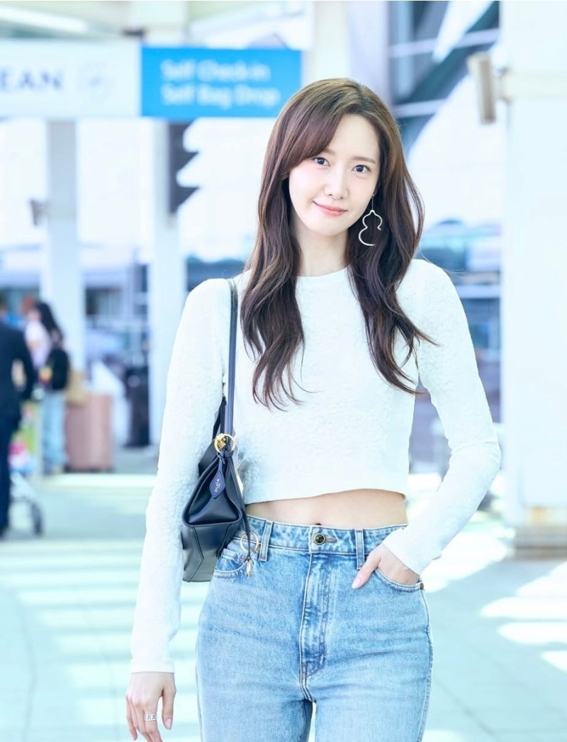 공항에서 또 레전드 찍었다! 윤아 청바지+크롭티 조합에 반응 폭발한 이유