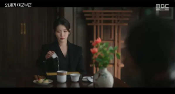 최고 13.8% 찍었지만… '대군부인' 아이유, '동북공정·다도법 논란' 정면 돌파 택했다