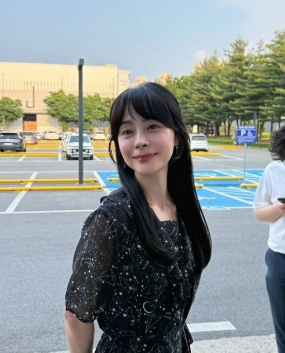 배우 우희진 나이 무색한 근황, 50대 믿기지 않는 긴 생머리 원피스 패션 청순미 폭발!
