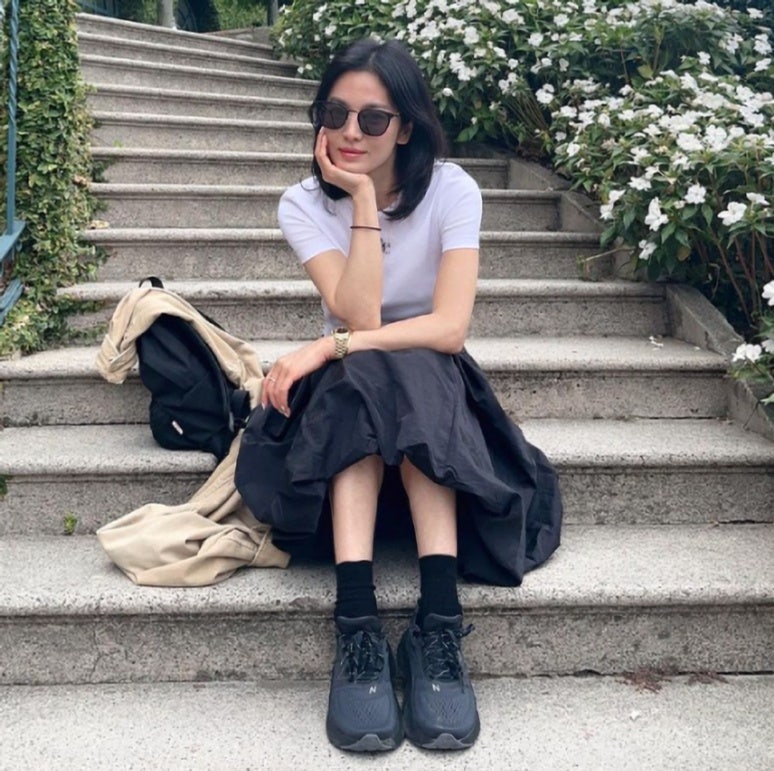 송혜교 뉴발란스 운동화 코디... 검정 롱치마 인기