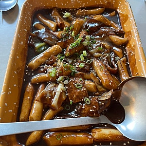 해산물 불맛 가득한 떡볶이가 있는 추억의 한남동 바바라스키친: 매운짜장떡볶이 | 올리브바....