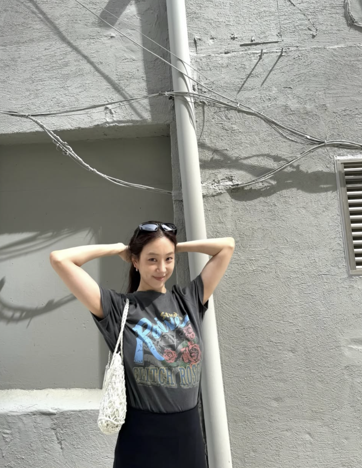  [셀럽패션] 정려원 인스타그램 패션, 엔틱 카페 감성 미쳤다
