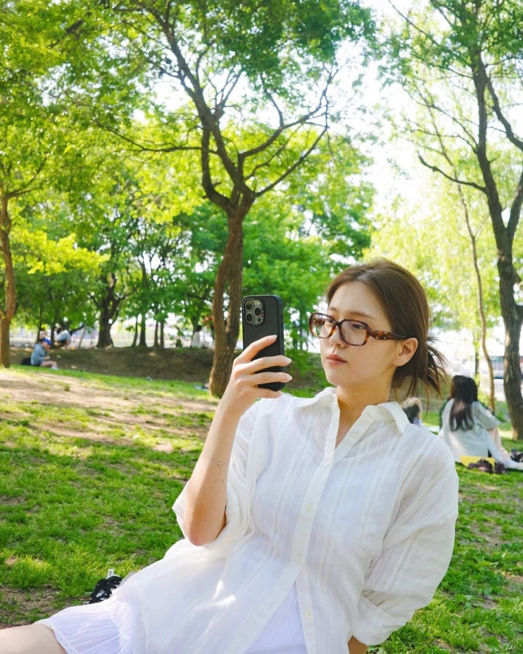  배우 김지은 인스타 패션, 화이트 셔츠로 완성한 여자 여름 코디 추천