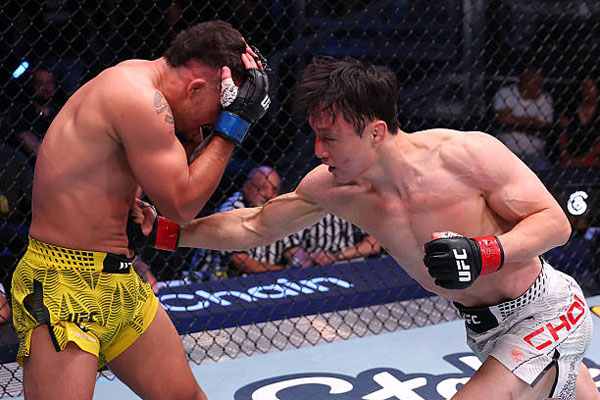 <b>최두호</b>, 산토스에 <b>TKO</b> 승리…UFC 3연승 질주! 다음 상대로 랭킹 15위 <b>패</b>....