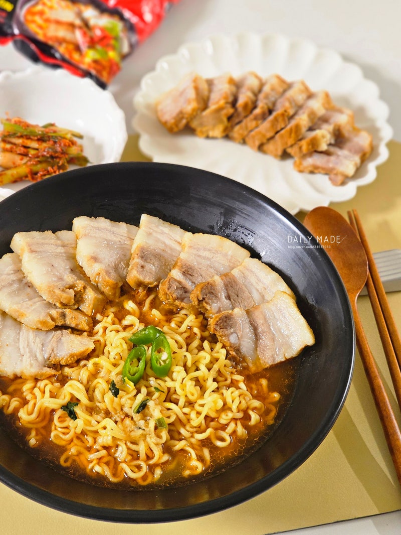 냄비 하나로 초간단 수육 라면 만들기 라면스프수육 레시피
