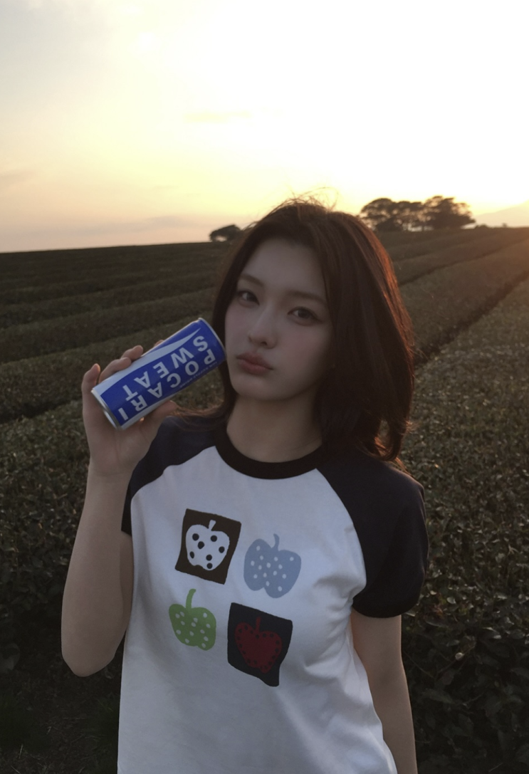  [셀럽패션] 아일릿 이로하 인스타 패션!! 애플 티셔츠 너무 귀엽잖아