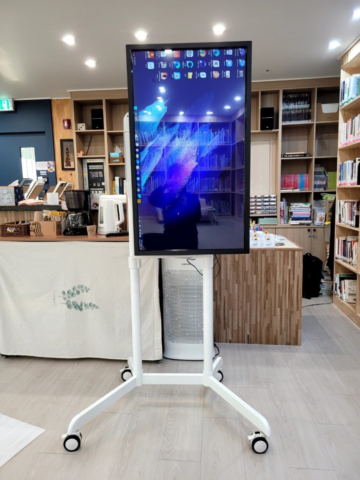  [설치사례_북카페] 북카페의 품격을 높이는 스마트한 선택! 에스티스마트테크 세로형 이동식 AI 터치모니터 설치 후기