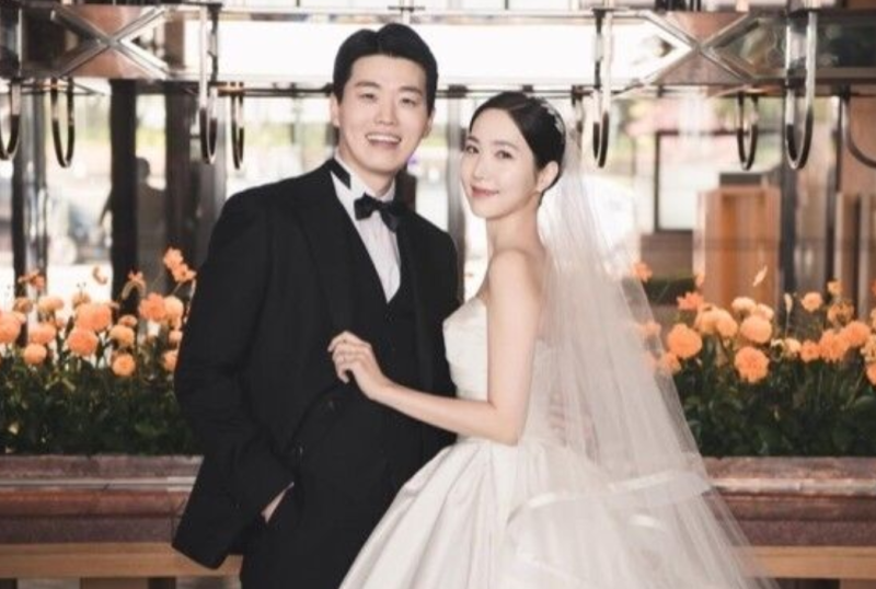 홍유경 ♥의사 남편 얼굴 공개 ‘본식 사진 보니 진짜 선남선녀’