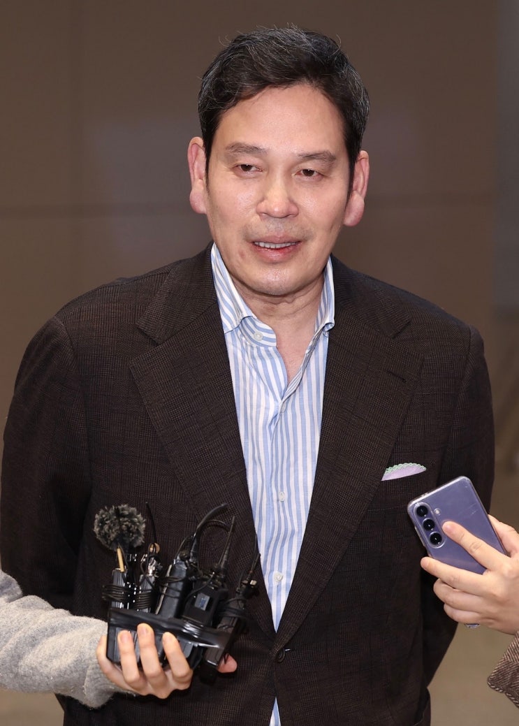 " 5·18 탱크데이 사태에 <b>정용진</b> 격노, 스타벅스 <b>대표</b> 전격 해임... 