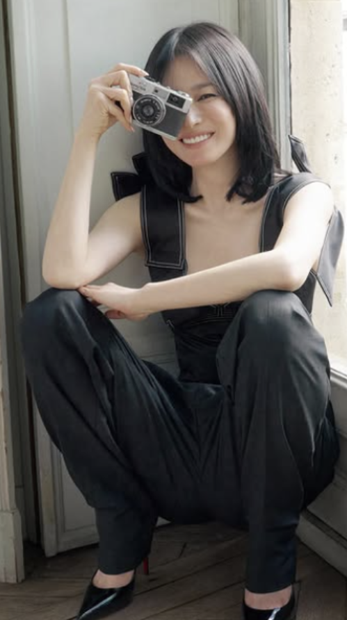   800억 대작으로 돌아올 송혜교가 17kg 감량 후 화보서 선보인 역대급 슬림 실루엣