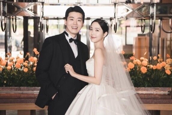 홍유경 ♥의사 남편 얼굴 공개, 배우 뺨치는 훈훈 비주얼에 감탄.. 결혼식 현장 보니