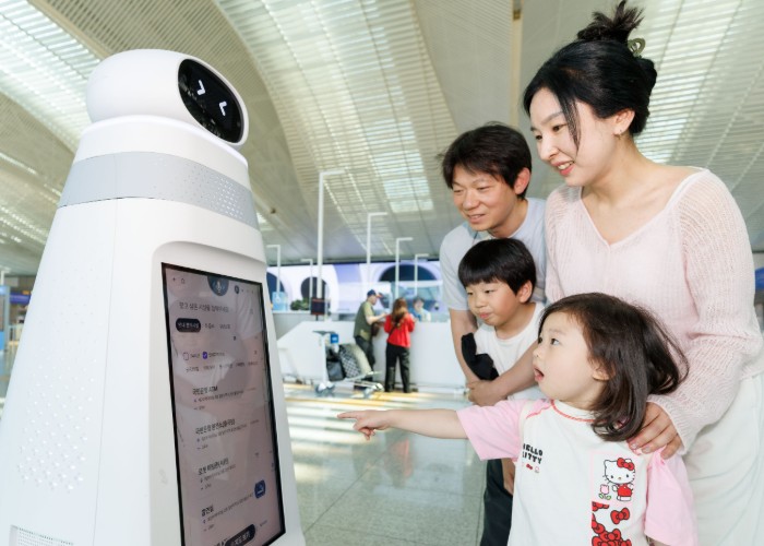 인천공항에 ‘체크인 로봇’ 등장…세계 공항 최초 도입