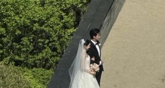 "비공개였는데 창문 밖에서 찍혔다" 옥택연 결혼식 사진 유출, 도촬 논란 커진 이유