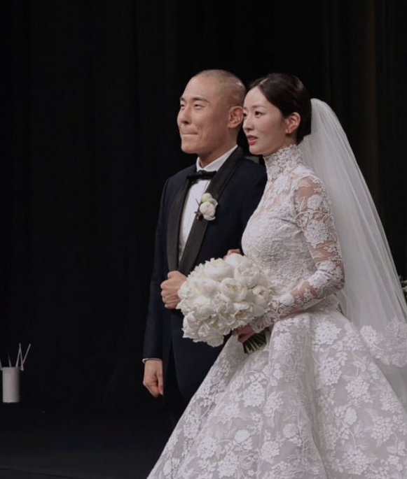 "축가 중단하고 오열?" 윤보미·라도 결혼식장 순식간에 초토화시킨 에이핑크 멤버는