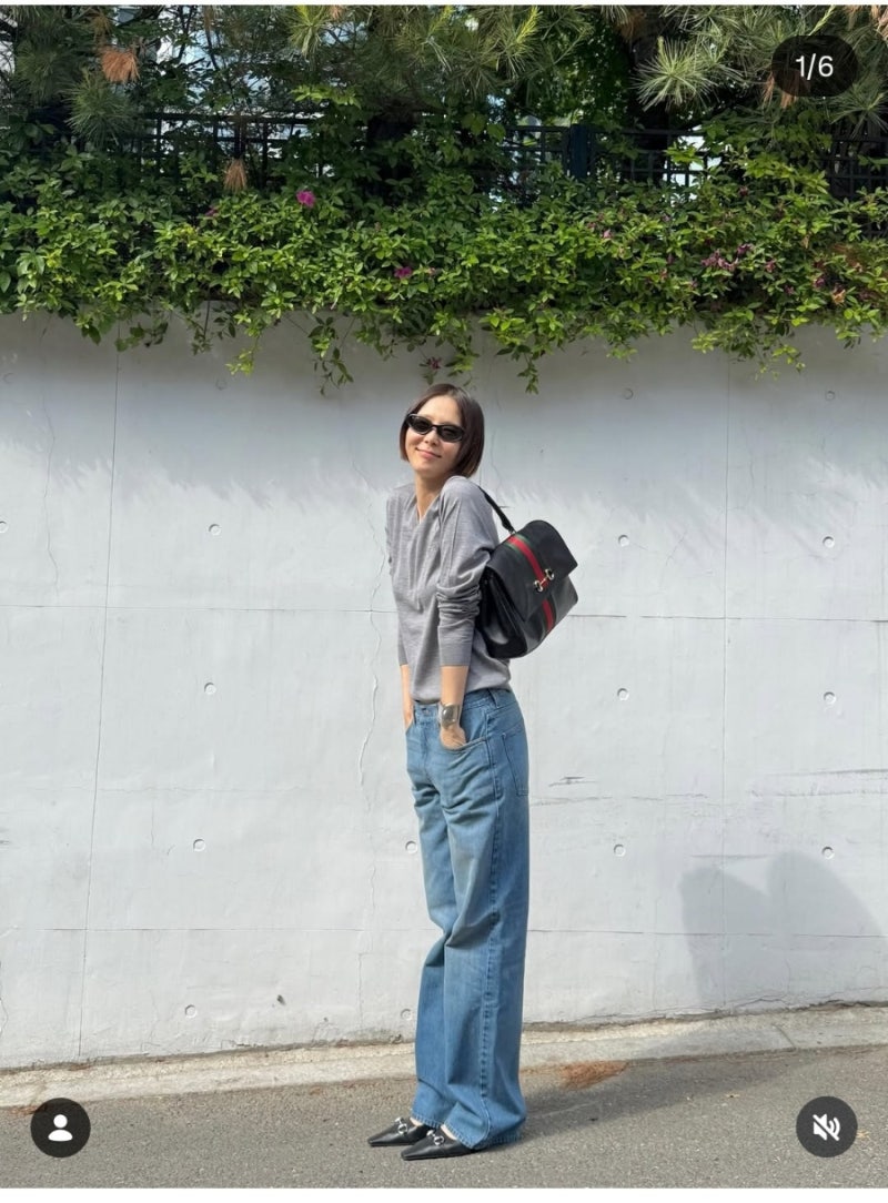 김나영 구찌 핸드백 라지백같은데 핸드백으로 하니 멋스러워/긴팔티 데님팬츠 구두 코디