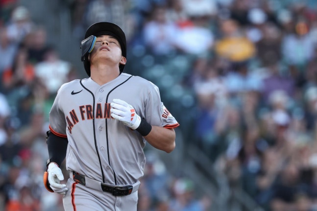 [MLB] <b>이정후</b> 5G <b>연속 안타</b> 폭발 후 '허리 경련' 돌발 교체... 