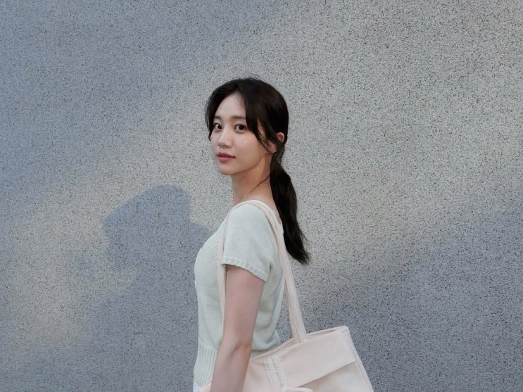  배우 홍화연 인스타 사복 민트 반팔 니트 화이트 스커트 여름 코디
