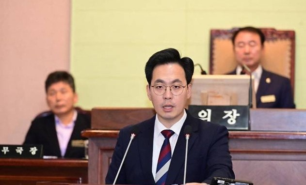 탱크데이 옹호 동조글 “스벅가서 샌드위치 먹어야징”...국민의힘 거제시장 후보 김선민